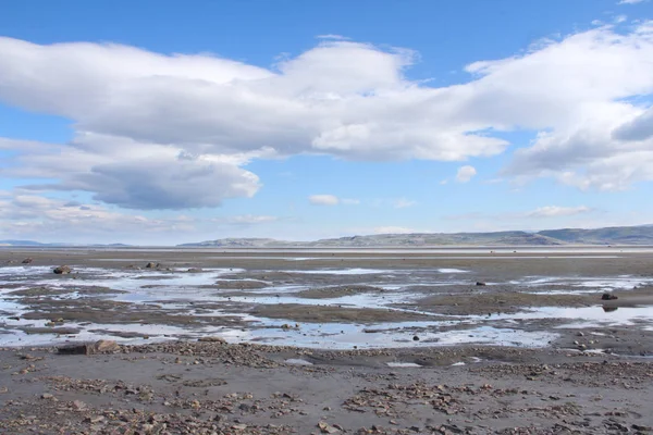 Summer arctic landscape with lake and mountains — Stock Photo, Image