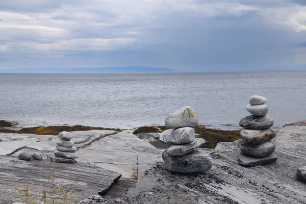 Hromadu kamení na pobřeží oceánu — Stock fotografie