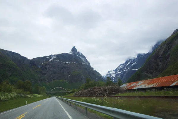 Стена троллей в Норвегии — стоковое фото