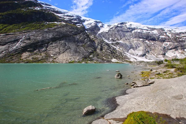 Montañas y agua verde del lago —  Fotos de Stock