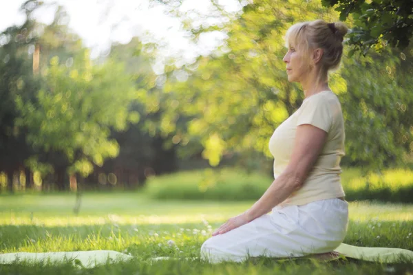 Yoga femme dans le parc — Photo