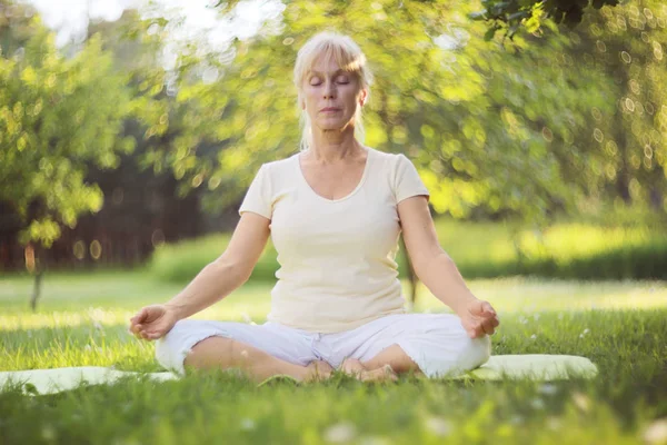 Yoga kvinna i parken — Stockfoto