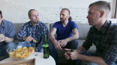 Arkadaşlar evde istirahat