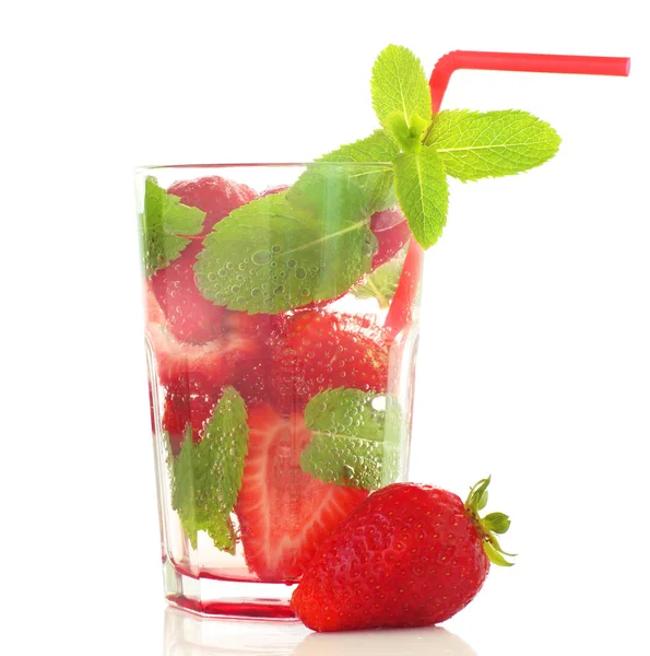 Aardbeien mojito geïsoleerd op wit — Stockfoto