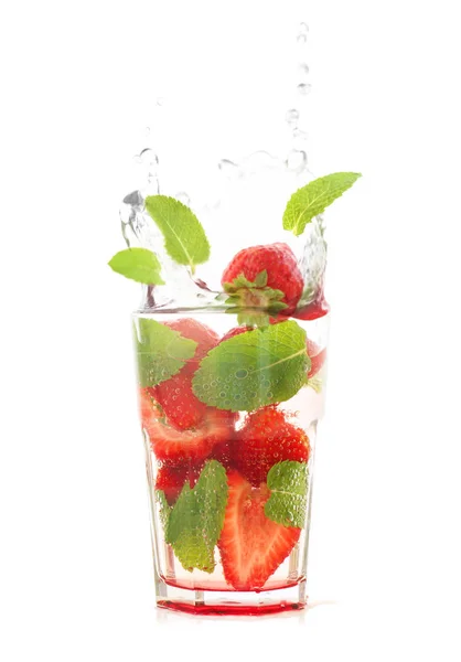 Strawberry mojito diisolasi pada putih — Stok Foto