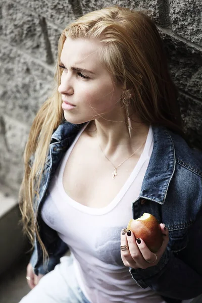 Retrato de mujer estilo urbano — Foto de Stock