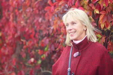 Sonbahar parkında kıdemli kadın.