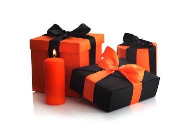 Cadılar Bayramı hediye kutuları üzerinde beyaz