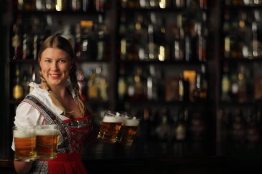 Oktoberfest bira kadınla