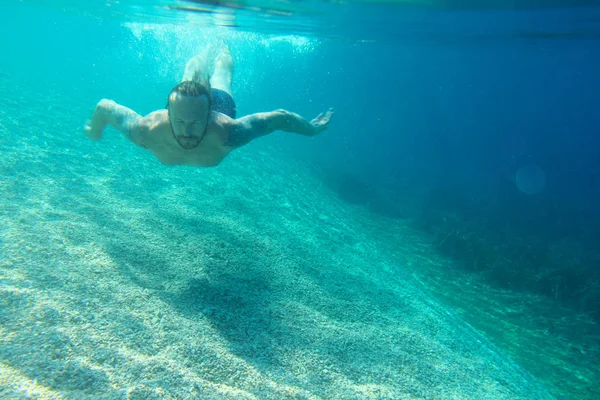Человек плавает под водой — стоковое фото