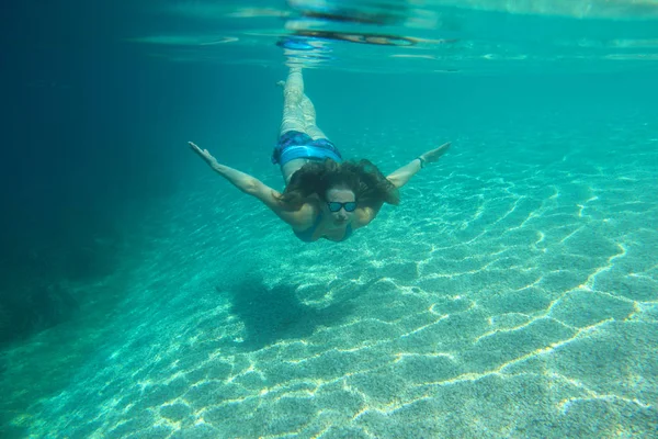 Frau schwimmt unter Wasser — Stockfoto