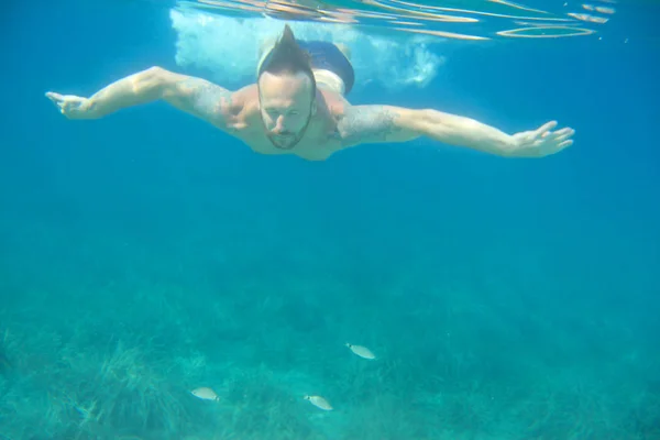 Uomo che nuota sott'acqua — Foto Stock