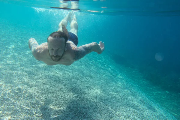 물 속에서 수영하는 사람 — 스톡 사진