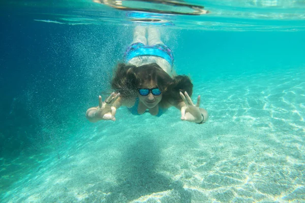 Mujer nadando bajo el agua —  Fotos de Stock