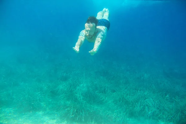 水中で泳ぐ男 — ストック写真