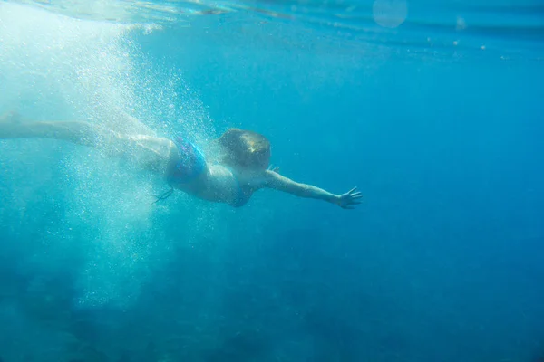 Жінка, плавання під водою — стокове фото