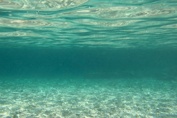 Подводный вид на море — стоковое фото