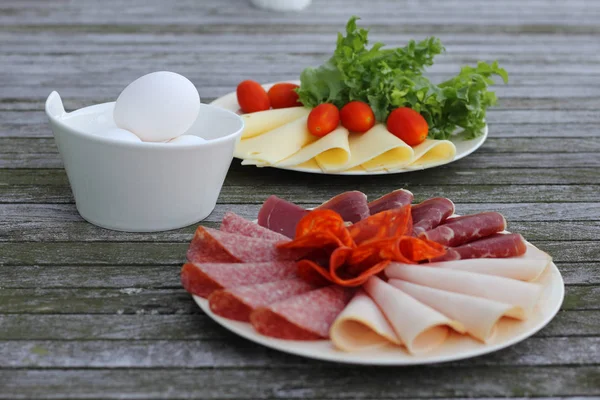 Colazione con salumi e uova — Foto Stock