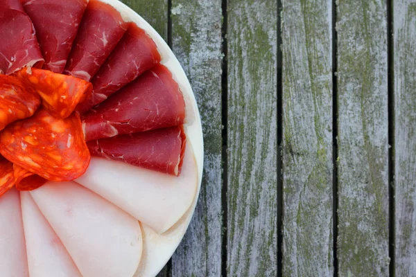 Salsiccia di salumi su piatto — Foto Stock
