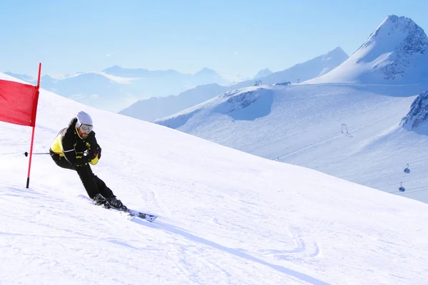 Slalom gigant narciarka alpejska — Zdjęcie stockowe