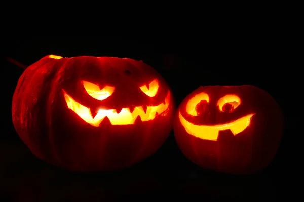 Halloween pompoenen op zwart — Stockfoto