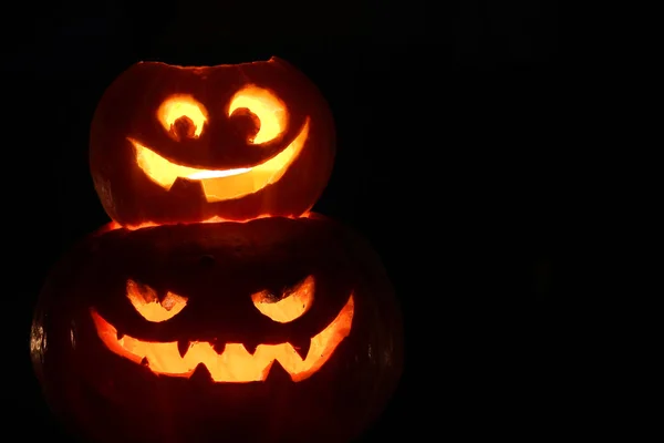 Halloweenpumpor på svart — Stockfoto