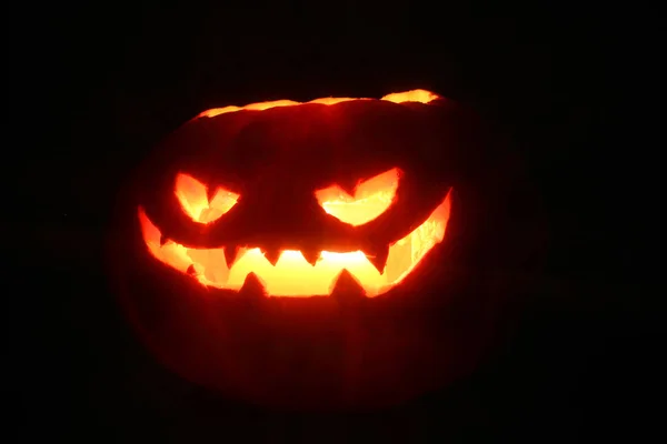 Halloween pumpa på svart — Stockfoto