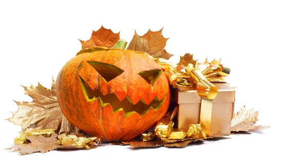 Halloween pumpkin with autumn leafs and gift isolated on white — Stock Photo, Image