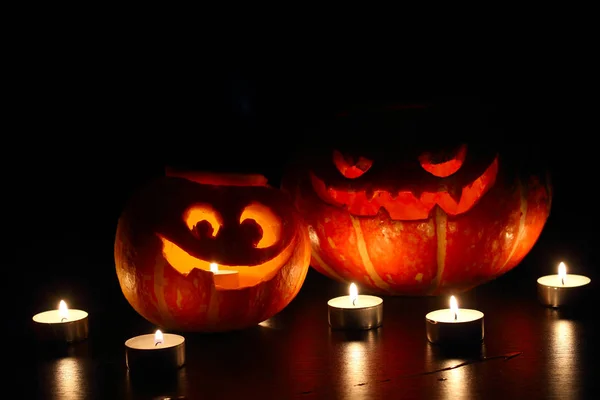 Halloween pompoen op zwart — Stockfoto