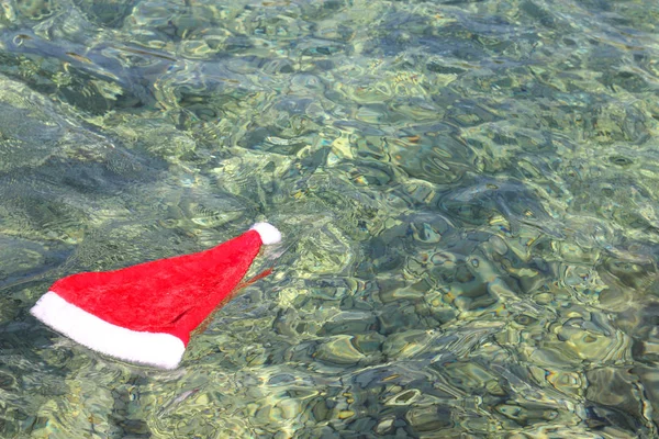 Kerstman hoed in tropische zee — Stockfoto
