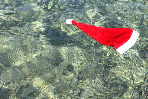 Santa Claus şapka tropikal deniz — Stok fotoğraf