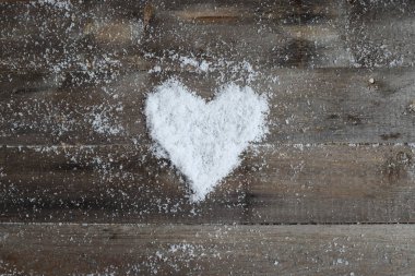 Kar kalp ile eski ahşap doku