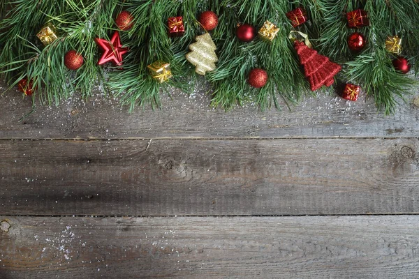 Tarjeta de Navidad sobre fondo de madera — Foto de Stock