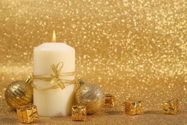 Altın glitter arka plan kopya alanı ile güzel Noel mum