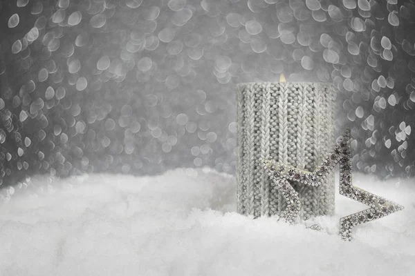Weihnachtskerze im Schnee — Stockfoto
