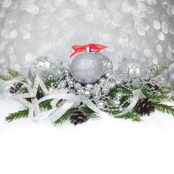 Bolas de Navidad en la nieve — Foto de Stock