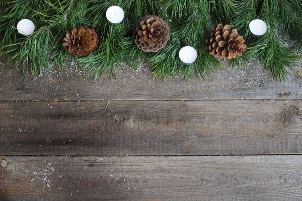 Tarjeta de Navidad sobre fondo de madera — Foto de Stock