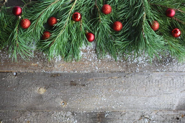 Tarjeta de Navidad sobre fondo de madera —  Fotos de Stock