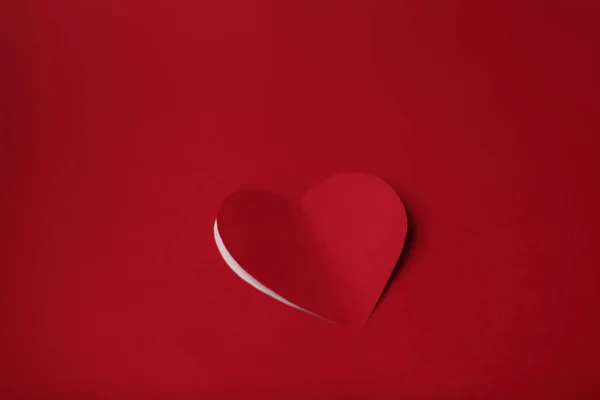 Corazón cortado en papel de fondo —  Fotos de Stock