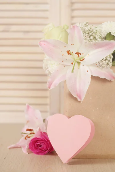 Tarjeta de San Valentín y flores — Foto de Stock