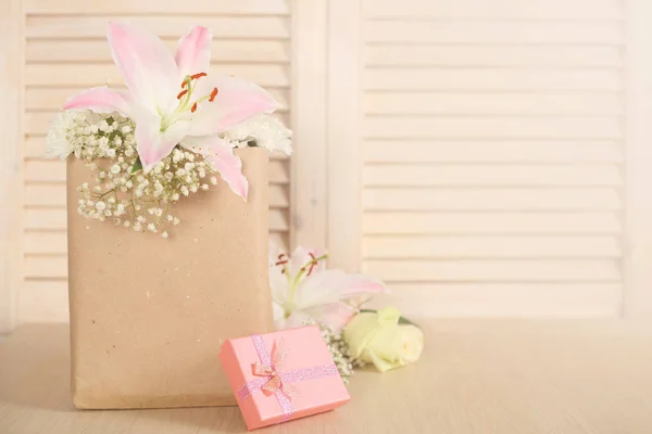De gift van de dag van de Valentijnskaart en bloemen — Stockfoto