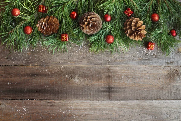 Tarjeta de Navidad sobre fondo de madera — Foto de Stock