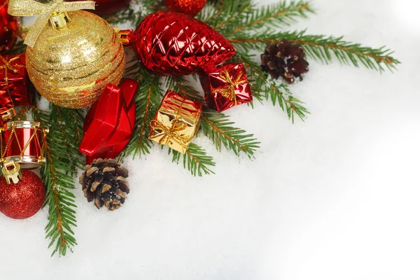 Christbaumkugeln auf Schnee — Stockfoto