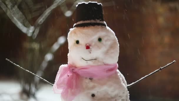 Schneemann Und Fallender Schnee Über Backsteinhaus Hintergrund — Stockvideo