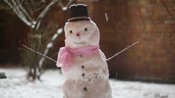 Muñeco Nieve Nieve Cayendo Sobre Fondo Casa Ladrillo — Vídeo de stock