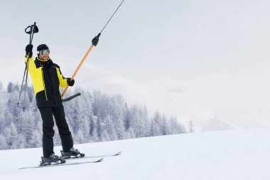 Mutlu kayakçı yatık teleferik sürükle kullanarak