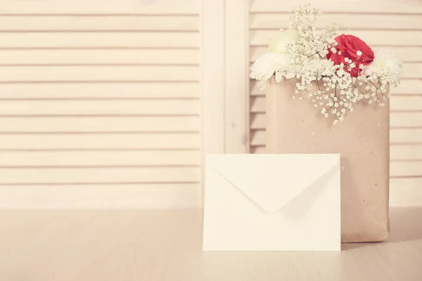 Kwiaty w papierowej torebce — Zdjęcie stockowe