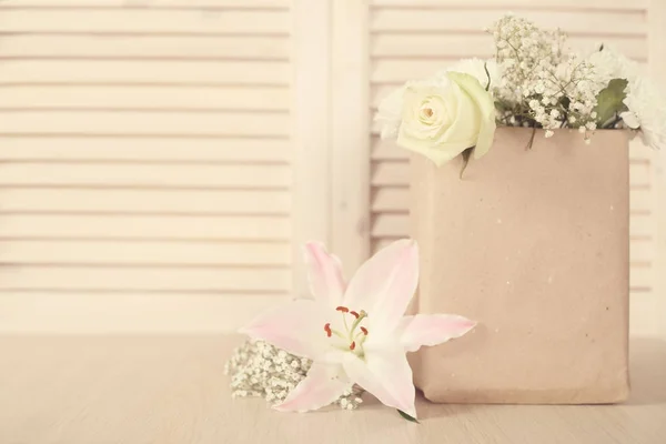 Blommor i papperspåse — Stockfoto