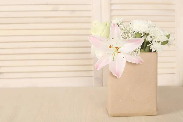 Bloemen in papieren zak — Stockfoto