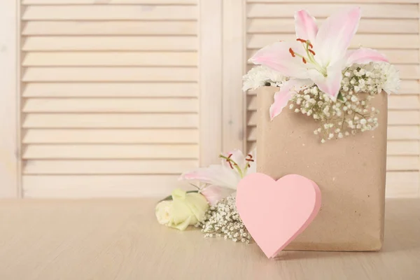 Tarjeta de San Valentín y flores — Foto de Stock